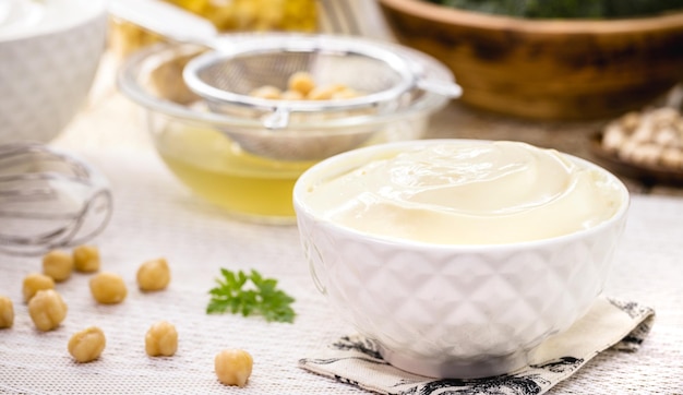 Maionese fatta in casa a base di acqua vegetale di aquafaba di ceci come ingrediente vegano