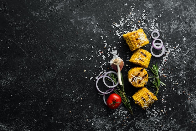 Mais alla griglia con salsa e verdure su un piatto Vista dall'alto Spazio per la copia gratuito