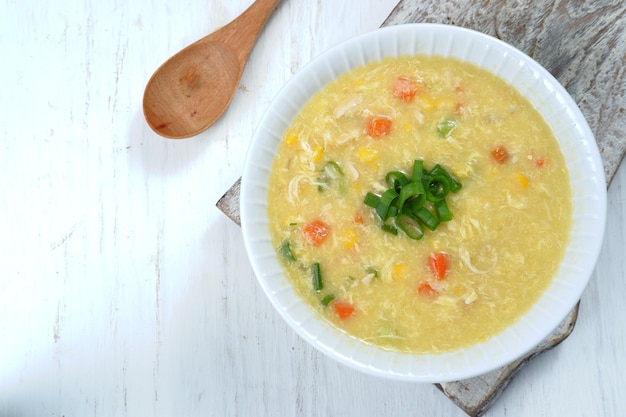 Mais cinese e zuppa di pollo - stile alimentare sano