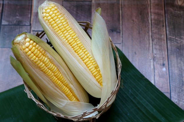 Mais dolce biologico su foglia di banana e fondo in legno