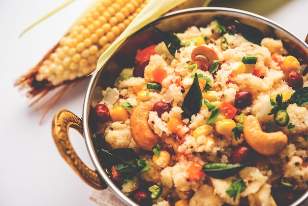 Mais dolce Upma makai rava uppittu preparato con o senza semola sana colazione indiana