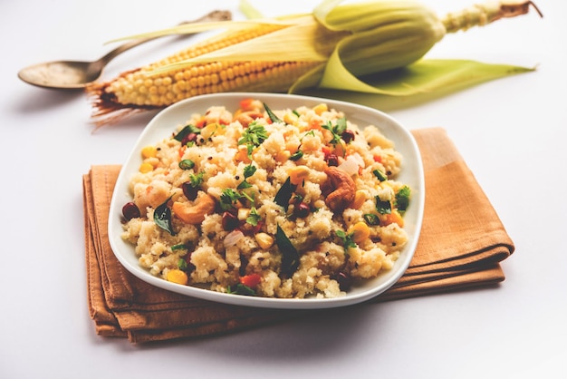 Mais dolce Upma makai rava uppittu preparato con o senza semola sana colazione indiana