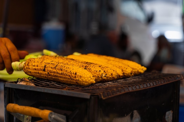 Mais fritto alla griglia sulla strada. Cibo di strada sano nel mercato turco.