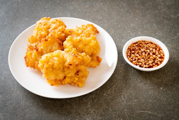 mais fritto con salsa - stile alimentare vegano e vegetariano