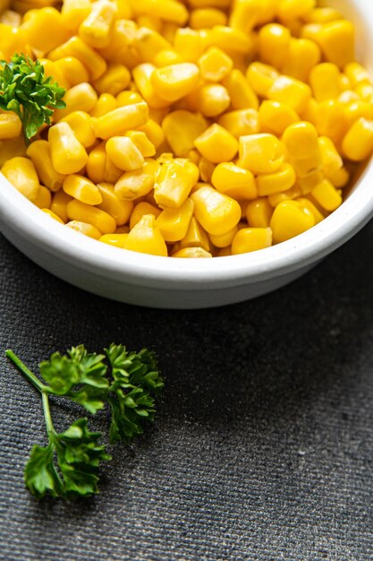 mais in piastra bollito pronto da mangiare fresco pasto sano spuntino dieta sul tavolo copia spazio cibo