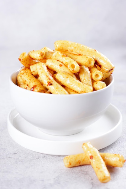 Makaroni goreng pedas manis Maccheroni fritti aromatizzati con dolce e piccante