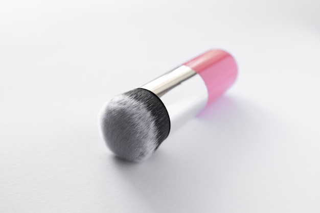 Make up pennello per fard in polvere isolato su sfondo bianco