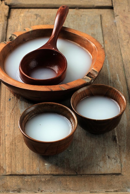 Makgeolli, bevanda alcolica tradizionale coreana del vino di riso, servita su una ciotola di legno