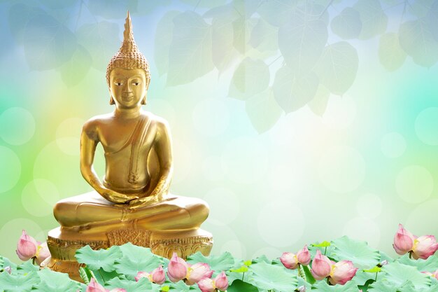 Makha Asanaha Visakha Bucha Day Golden Buddha immagine Sfondo di foglie di Bodhi con luce splendente Immagine morbida e stile di messa a fuoco regolare