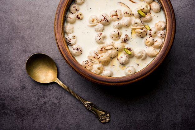 Makhana Kheer - Gustoso dolce indiano realizzato con noci di volpe arrostite o semi di loto soffiati o makhane, latte e zucchero