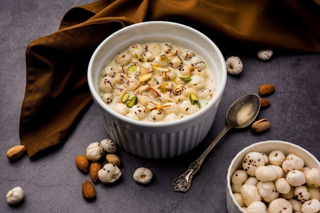 Makhana Kheer - Gustoso dolce indiano realizzato con noci di volpe arrostite o semi di loto soffiati o makhane, latte e zucchero