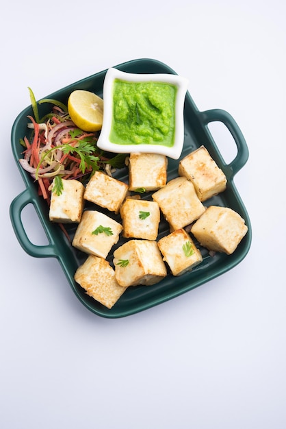 Makhmali o Malai Paneer Tikka Kabab è un antipasto indiano del nord servito con insalata verde e chutney