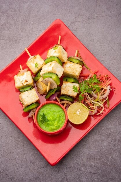 Makhmali o Malai Paneer Tikka Kabab è un antipasto indiano del nord servito con insalata verde e chutney