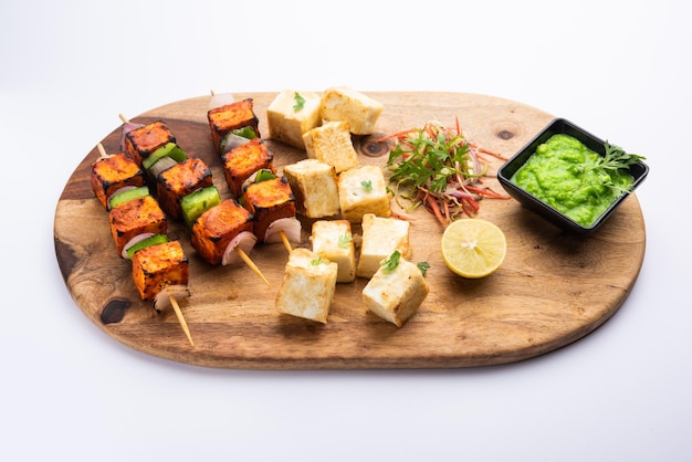 Makhmali o Malai Paneer Tikka Kabab è un antipasto indiano del nord servito con insalata verde e chutney