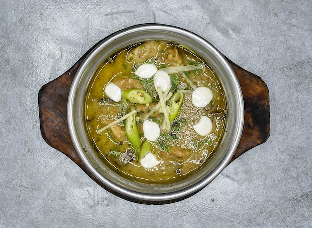 Makhni di pollo al burro servito in un piatto isolato su sfondo vista dall'alto di spezie indiane e cibo pakistano