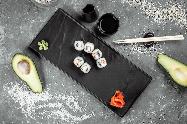 Maki semplice con tonno. Sushi su uno sfondo grigio.