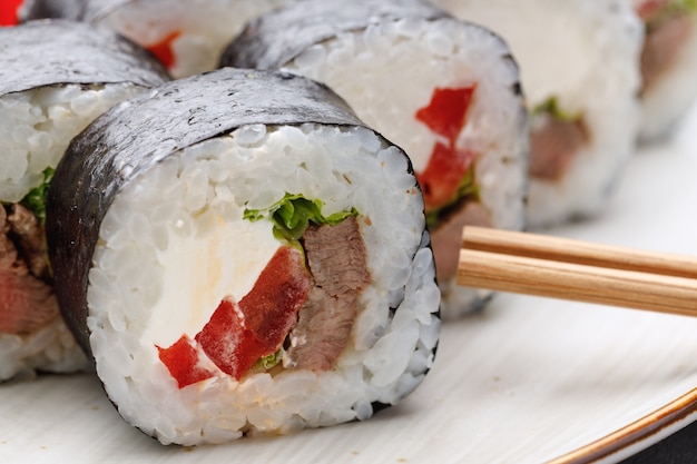 Maki sushi roll servito sulla piastra da vicino sulla piastra