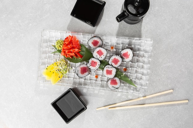 Maki Sushi Rolls con tonno servito su piatto trasparente.