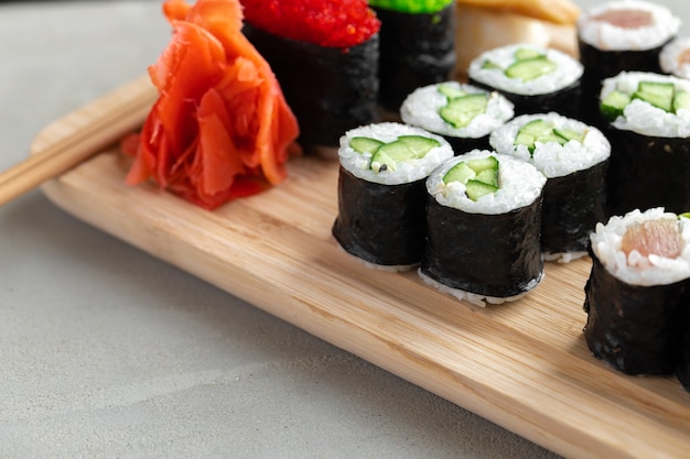 Maki sushi set servito su vassoio in legno