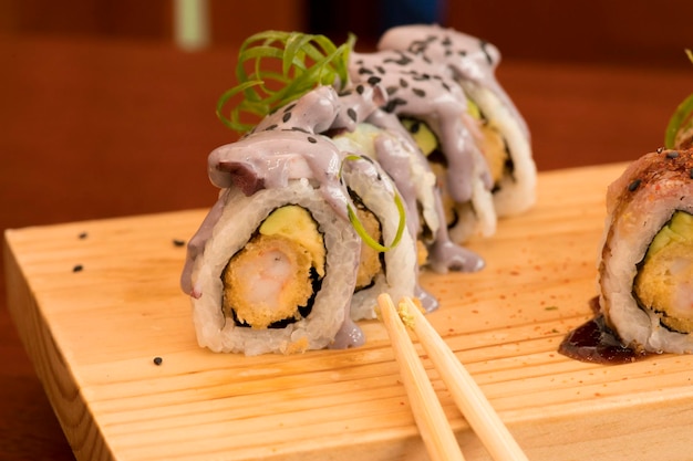 Maki sushi tradizionale cibo giapponese in stile moderno con salse