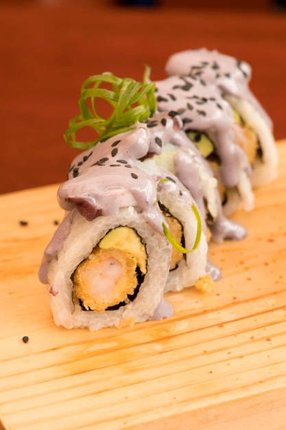 Maki sushi tradizionale cibo giapponese in stile moderno con salse