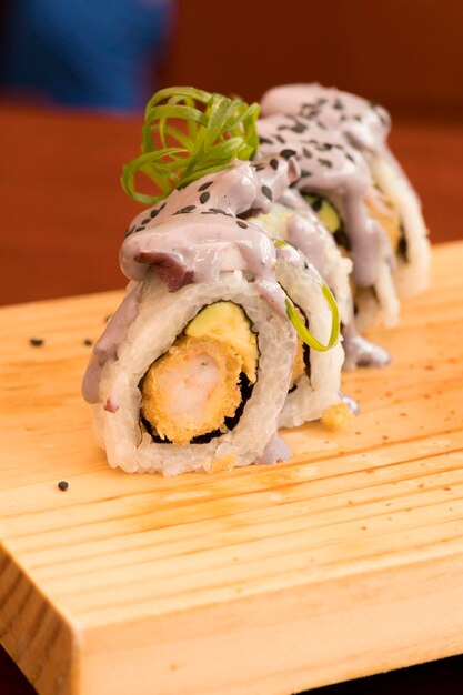 Maki sushi tradizionale cibo giapponese in stile moderno con salse