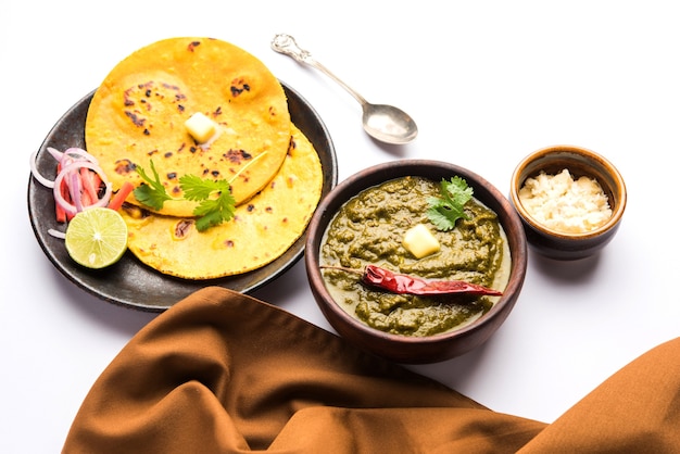 Makki Ki Roti e Sarson Ka Sag sono fondamentalmente pane piatto e curry con senape, rispettivamente. Cibo popolare del Punjabi