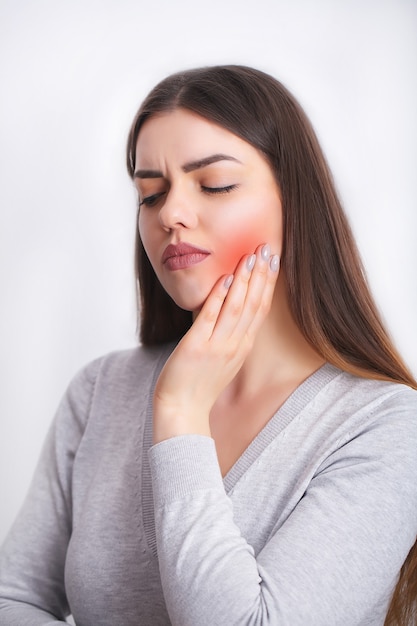 Mal di denti. Bella donna sensazione di forte dolore, mal di denti