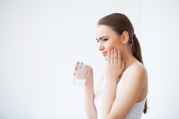 Mal di denti, cure dentistiche e mal di denti, dolore ai denti da donna