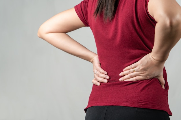 Mal di schiena, le donne soffrono di mal di schiena. concetto di assistenza sanitaria e medica