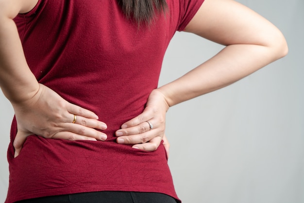 Mal di schiena, le donne soffrono di mal di schiena. concetto di assistenza sanitaria e medica