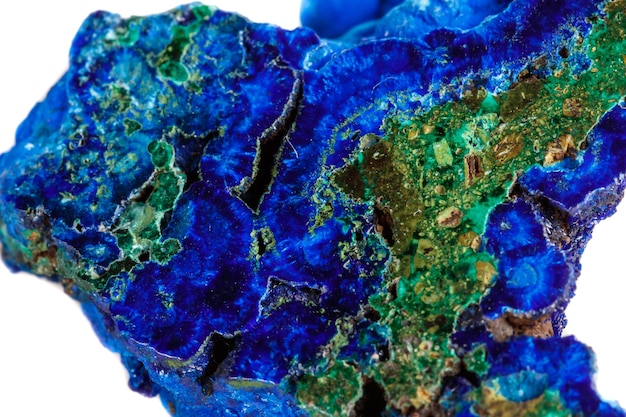 Malachite di pietra minerale macro con azzurrite su sfondo bianco