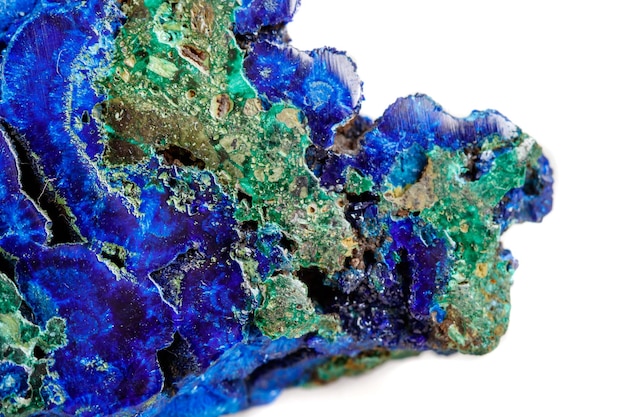 Malachite di pietra minerale macro con azzurrite su sfondo bianco