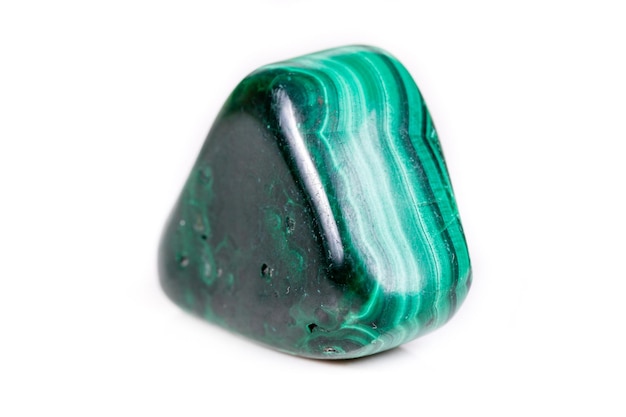 Malachite di pietra minerale macro su sfondo bianco