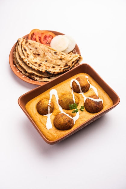 Malai Kofta Curry è un piatto di cucina indiana con polpette fritte di ricotta di patate in salsa di pomodoro cipolla con spezie