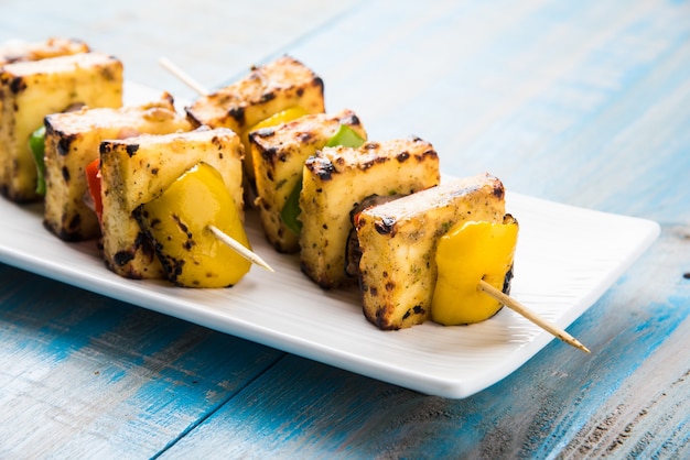 Malai Paneer Tikka Kabab è un piatto indiano a base di pezzi di ricotta marinati nelle spezie