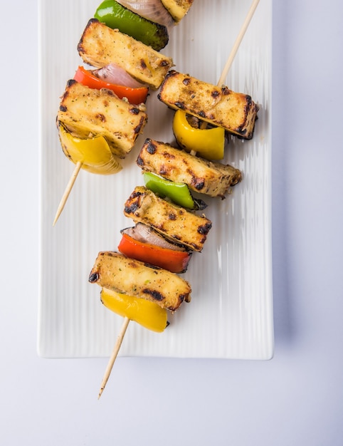 Malai Paneer Tikka Kabab è un piatto indiano a base di pezzi di ricotta