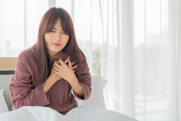 Malattia cardiaca delle donne asiatiche sul letto