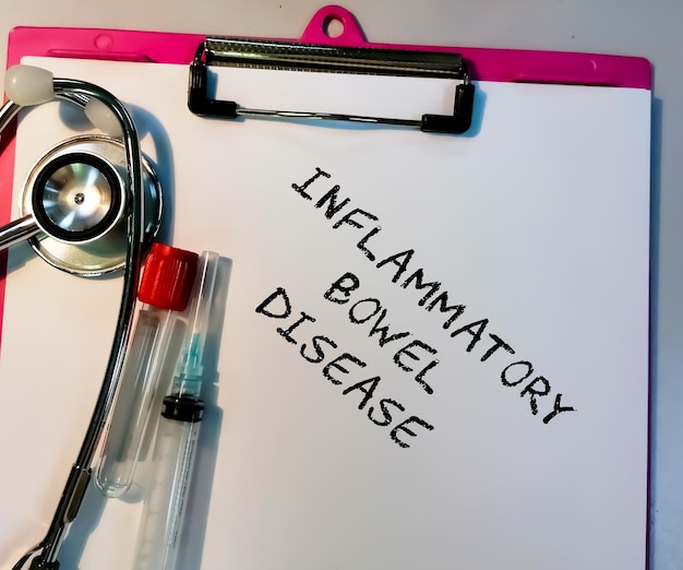 Malattia infiammatoria intestinale o termine IBD con il concetto medico e sanitario delle apparecchiature mediche