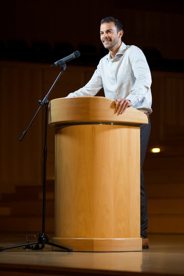 Photo male business executive giving a speech at conference center