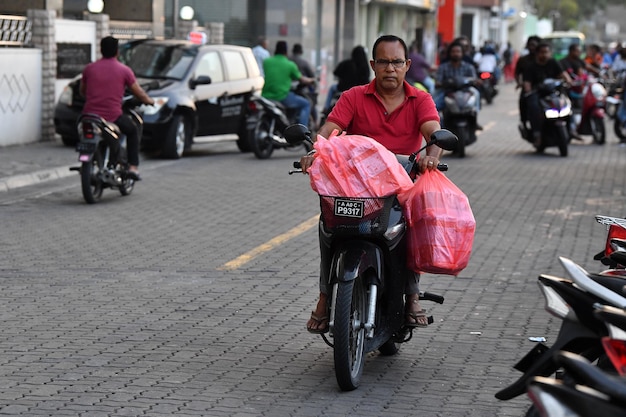 MALE, MALDIVE - 17 FEBBRAIO 2018 - Traffico intenso in strada prima della preghiera serale