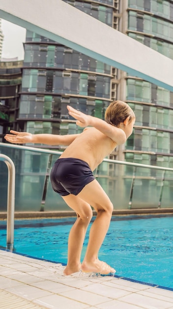 Malesia kuala lumpur novembre ragazzo che salta in piscina tra i grattacieli e la grande città