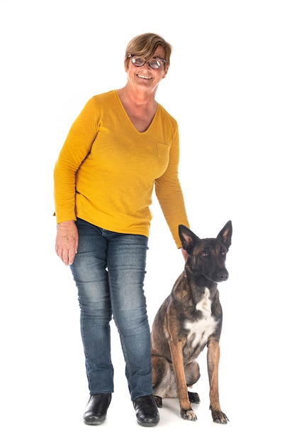 Malinois e donna su bianco