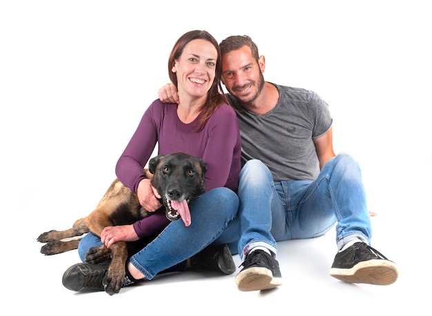 Malinois e i proprietari in studio
