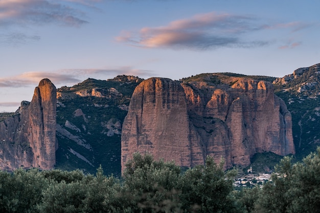 Mallos de Riglos spettacolari formazioni rocciose a Riglos, Spagna