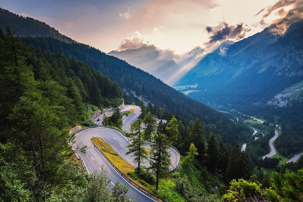 Maloja pass road in svizzera al tramonto