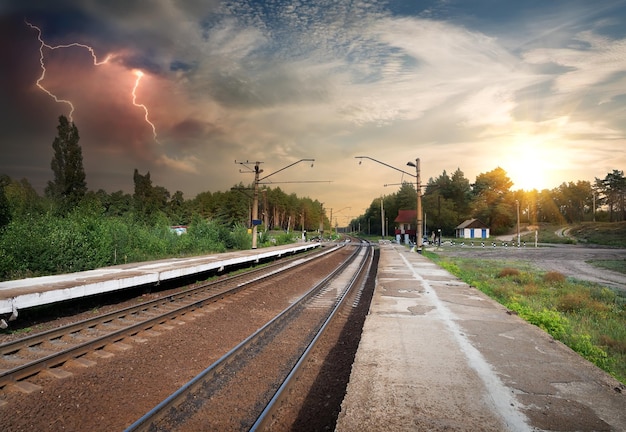 Maltempo e nubi temporalesche sulla ferrovia