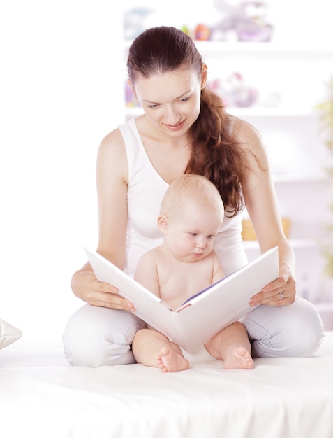 Mamma affascinante che legge un libro al suo bambino