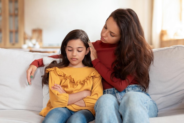 Mamma araba che parla con la figlia infelice che la sostiene a casa