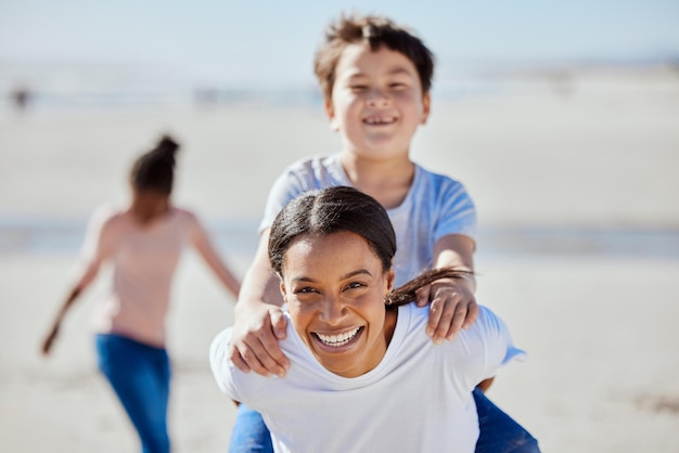 Mamma bambino o spiaggia sulle spalle in verticale per il sorriso adozione interrazziale legame familiare o vacanza all'aperto in estate Famiglia felice bambino asiatico e donna di colore per un giro di gioco o amore in vacanza sull'oceano